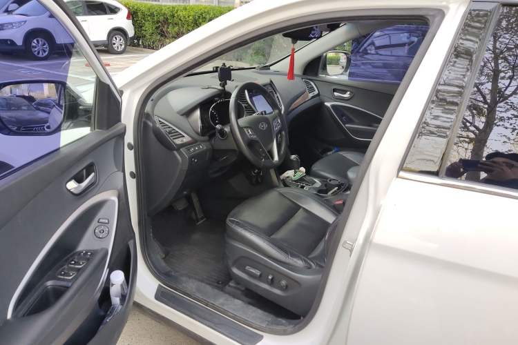 Used Hyundai Santa Fe 2015 2.0T Automatic Two-Wheel Drive Smart Version 5 Seats Driver Seat