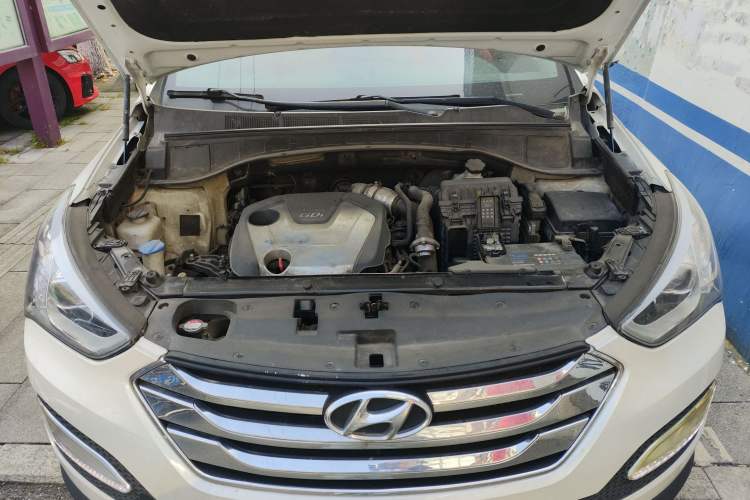 Used Hyundai Santa Fe 2015 2.0T Automatic Two-Wheel Drive Smart Version 5 Seats Engine Bay