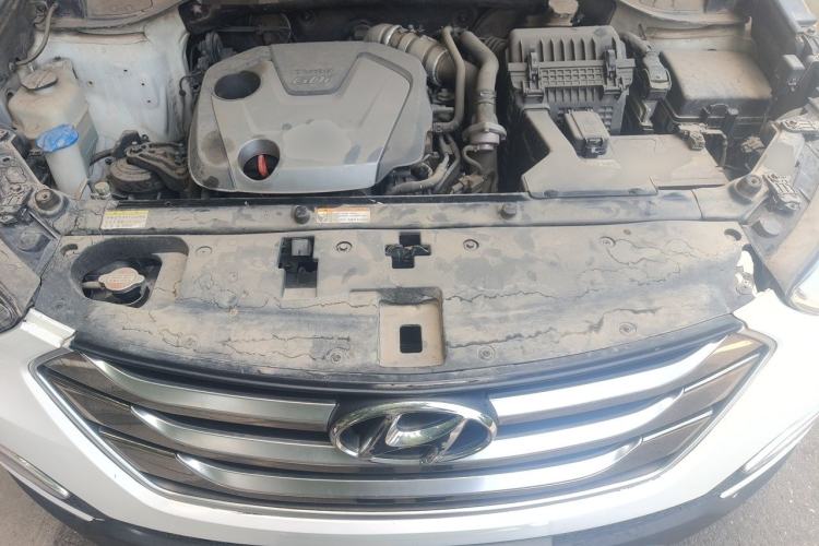 Used Hyundai Santa Fe 2015 2.0T Automatic Two-Wheel Drive Smart Version 5 Seats Engine Bay