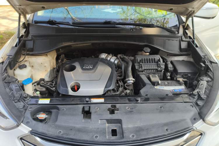 Used Hyundai Santa Fe 2015 2.0T Automatic Two-Wheel Drive Smart Version 5 Seats Engine Bay