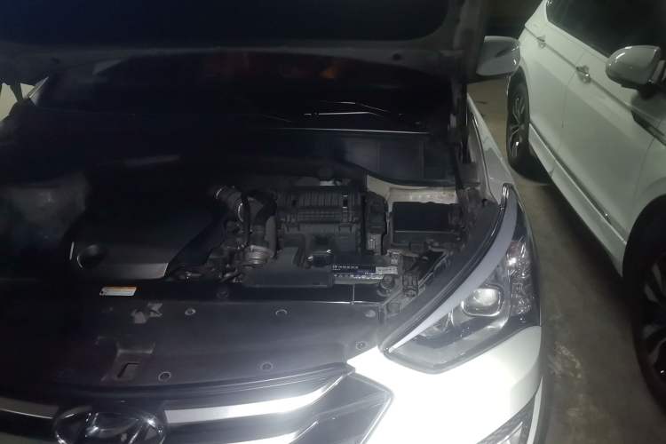 Used Hyundai Santa Fe 2015 2.0T Automatic Two-Wheel Drive Smart Version 5 Seats Engine Bay Left