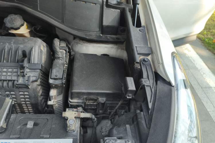 Used Hyundai Santa Fe 2015 2.0T Automatic Two-Wheel Drive Smart Version 5 Seats Engine Bay Left