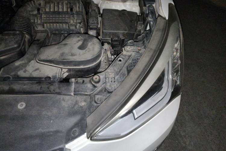 Used Hyundai Santa Fe 2015 2.4L Automatic Two-Wheel Drive Smart Version 5 Seats Engine Bay Left
