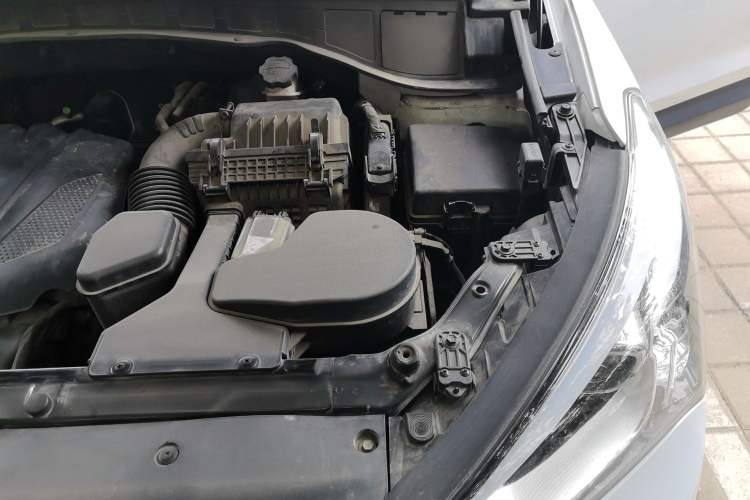 Used Hyundai Santa Fe 2015 2.4L Automatic Two-Wheel Drive Smart Version 5 Seats Engine Bay Left