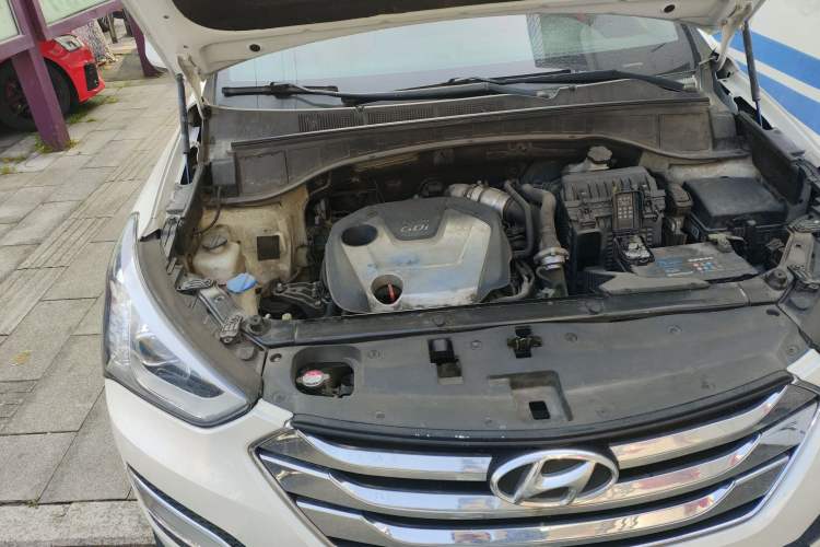 Used Hyundai Santa Fe 2015 2.0T Automatic Two-Wheel Drive Smart Version 5 Seats Engine Bay Right