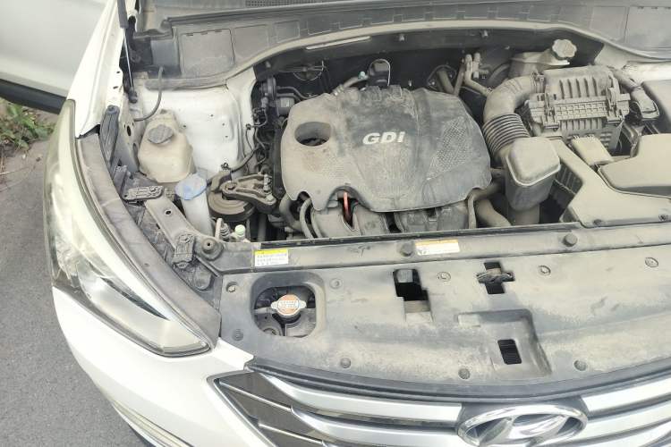 Used Hyundai Santa Fe 2015 2.4L Automatic Two-Wheel Drive Smart Version 5 Seats Engine Bay Right