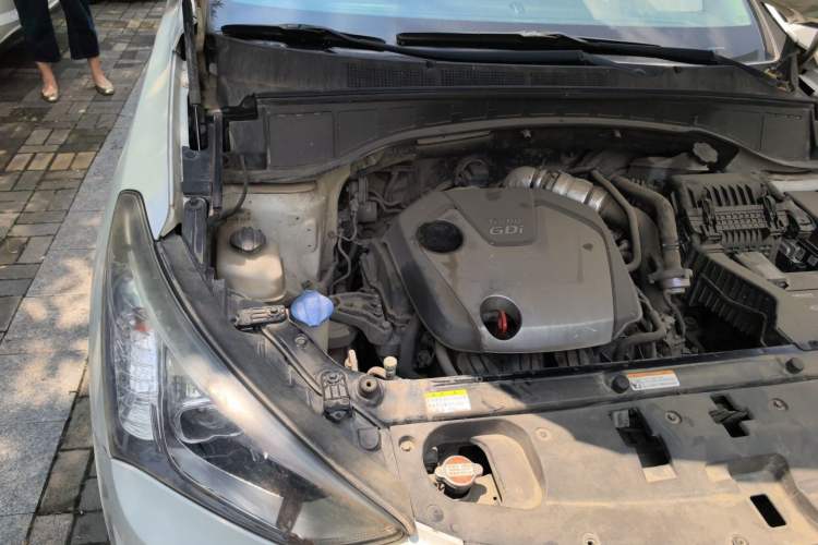 Used Hyundai Santa Fe 2015 2.0T Automatic Two-Wheel Drive Smart Version 5 Seats Engine Bay Right