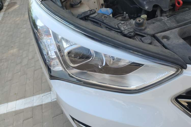 Used Hyundai Santa Fe 2015 2.4L Automatic All-Wheel Drive Smart Version 5 Seats Engine Bay Right