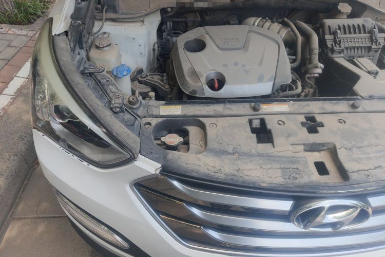 Used Hyundai Santa Fe 2015 2.0T Automatic Two-Wheel Drive Smart Version 5 Seats Engine Bay Right