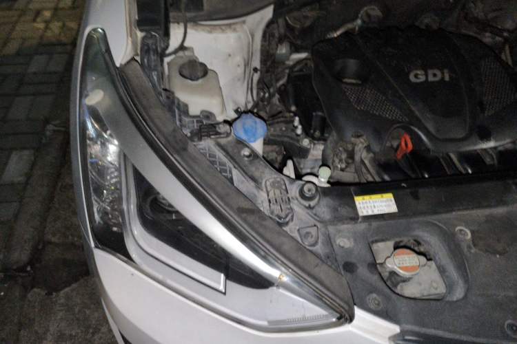 Used Hyundai Santa Fe 2015 2.4L Automatic Two-Wheel Drive Smart Version 5 Seats Engine Bay Right