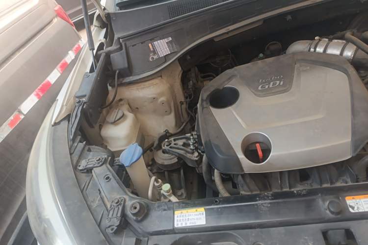 Used Hyundai Santa Fe 2015 2.0T Automatic Two-Wheel Drive Smart Version 5 Seats Engine Bay Right