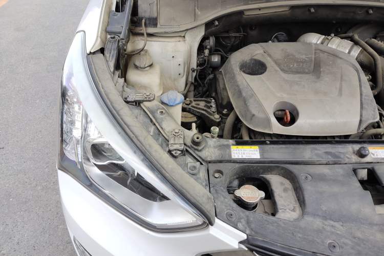 Used Hyundai Santa Fe 2015 2.0T Automatic Two-Wheel Drive Smart Version 5 Seats Engine Bay Right
