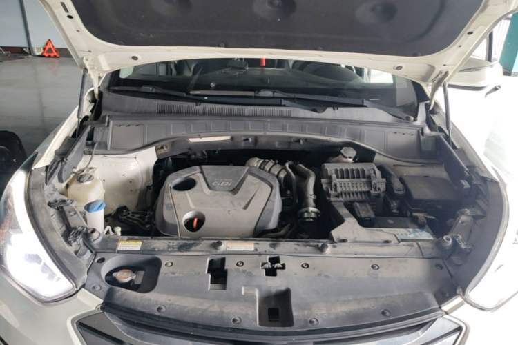 Used Hyundai Santa Fe 2015 2.0T Automatic Two-Wheel Drive Smart Version 5 Seats Engine Bay
