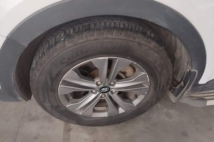 Used Hyundai Santa Fe 2015 2.0T Automatic Two-Wheel Drive Smart Version 5 Seats Exterior 1