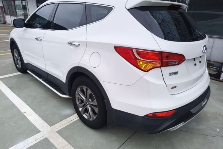 Used Hyundai Santa Fe 2015 2.4L Automatic Two-Wheel Drive Smart Version 5 Seats Exterior 2