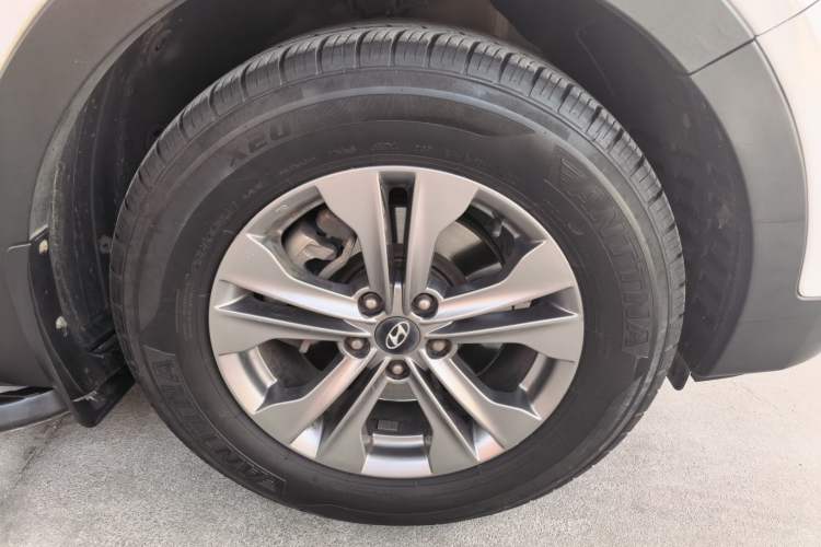 Used Hyundai Santa Fe 2015 2.4L Automatic Two-Wheel Drive Comfort Edition 5 Seats Exterior 2