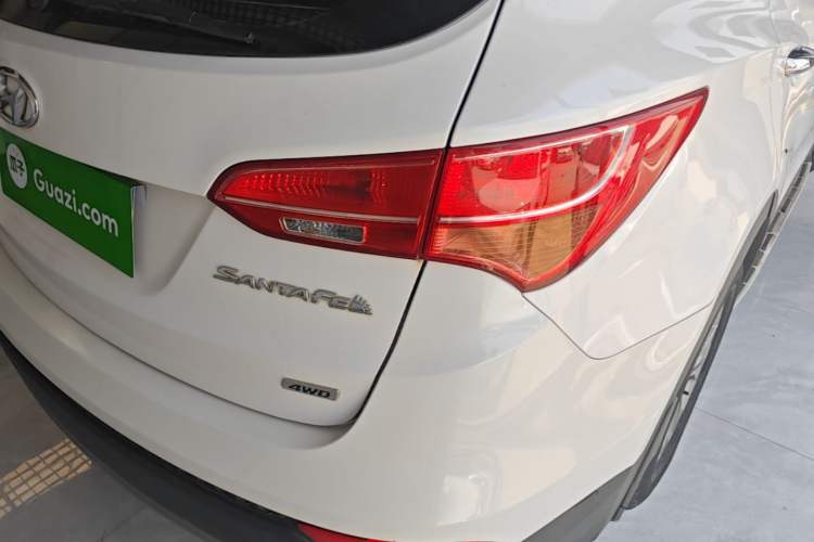 Used Hyundai Santa Fe 2015 2.4L Automatic All-Wheel Drive Smart Version 5 Seats Exterior 3