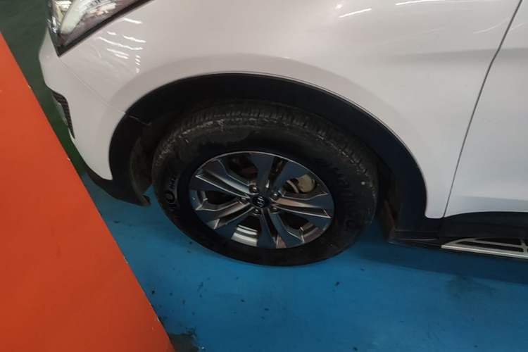 Used Hyundai Santa Fe 2015 2.4L Automatic All-Wheel Drive Smart Version 5 Seats Exterior 4