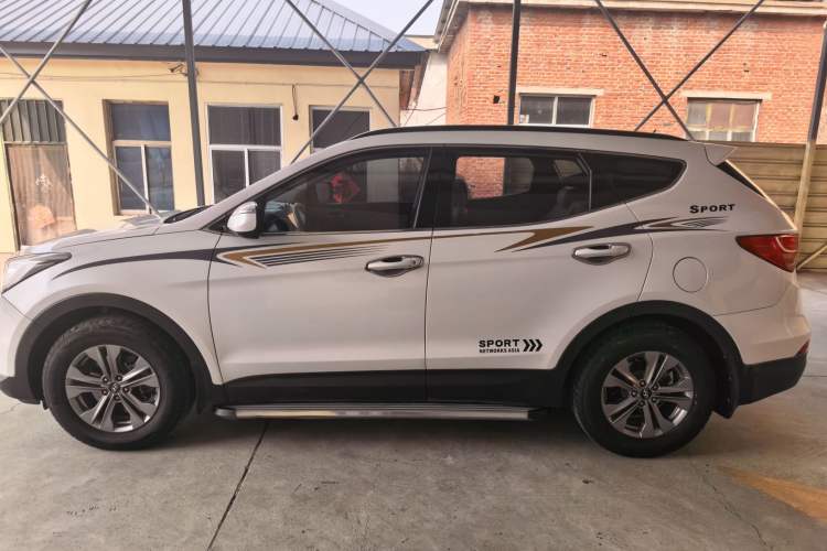Used Hyundai Santa Fe 2015 2.4L Automatic Two-Wheel Drive Comfort Edition 5 Seats Exterior 4