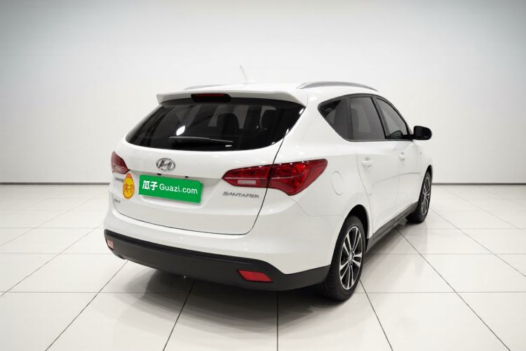 Used Hyundai Santa Fe 2015 2.4L Automatic Two-Wheel Drive Smart Version 5 Seats Exterior 4