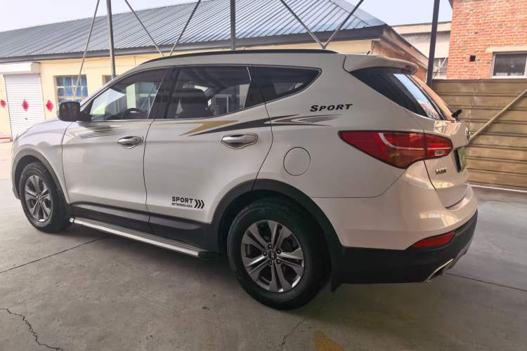 Used Hyundai Santa Fe 2015 2.4L Automatic Two-Wheel Drive Comfort Edition 5 Seats Exterior 5