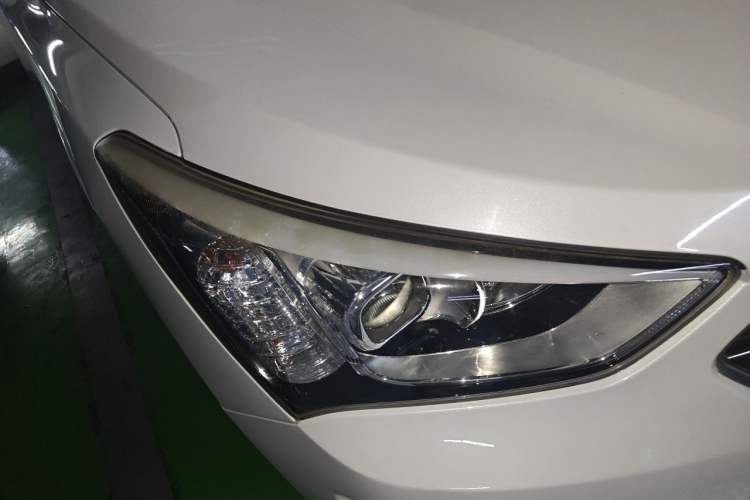 Used Hyundai Santa Fe 2015 2.4L Automatic Two-Wheel Drive Smart Version 5 Seats Exterior 6