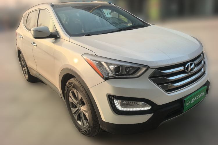 Used Hyundai Santa Fe 2015 2.4L Automatic All-Wheel Drive Smart Version 5 Seats Front Right 45 Deg