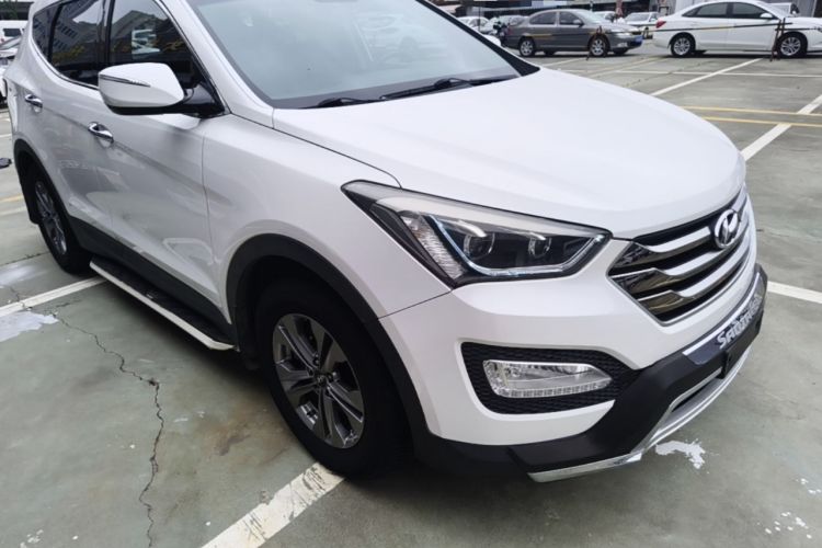 Used Hyundai Santa Fe 2015 2.4L Automatic Two-Wheel Drive Smart Version 5 Seats Front Right 45 Deg