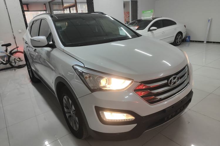 Used Hyundai Santa Fe 2015 2.0T Automatic All-Wheel Drive Smart Version 5 Seats Front Right 45 Deg