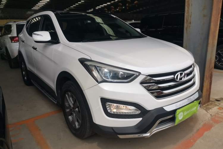 Used Hyundai Santa Fe 2015 2.4L Automatic All-Wheel Drive Smart Version 5 Seats Front Right 45 Deg