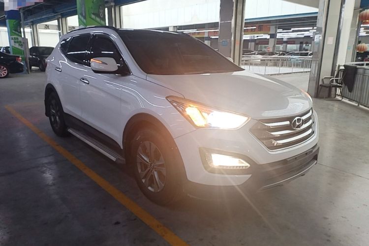 Used Hyundai Santa Fe 2015 2.0T Automatic Two-Wheel Drive Smart Version 5 Seats Front Right 45 Deg