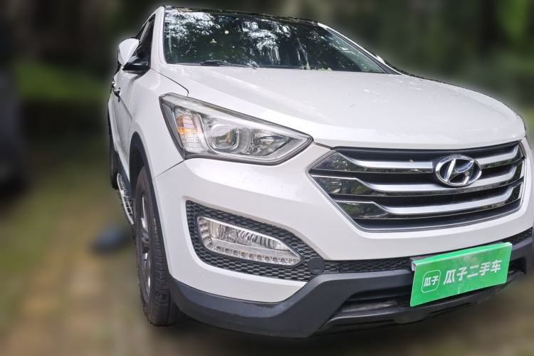 Used Hyundai Santa Fe 2015 2.4L Automatic Two-Wheel Drive Smart Version 5 Seats Front Right 45 Deg