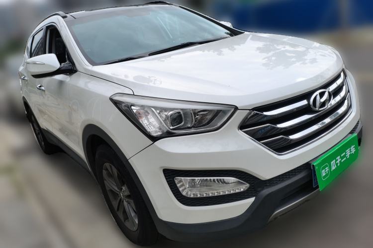 Used Hyundai Santa Fe 2015 2.4L Automatic Two-Wheel Drive Smart Version 5 Seats Front Right 45 Deg