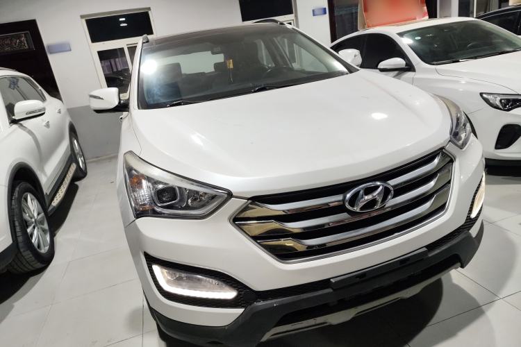Used Hyundai Santa Fe 2015 2.4L Automatic Two-Wheel Drive Smart Version 5 Seats Front Right 45 Deg