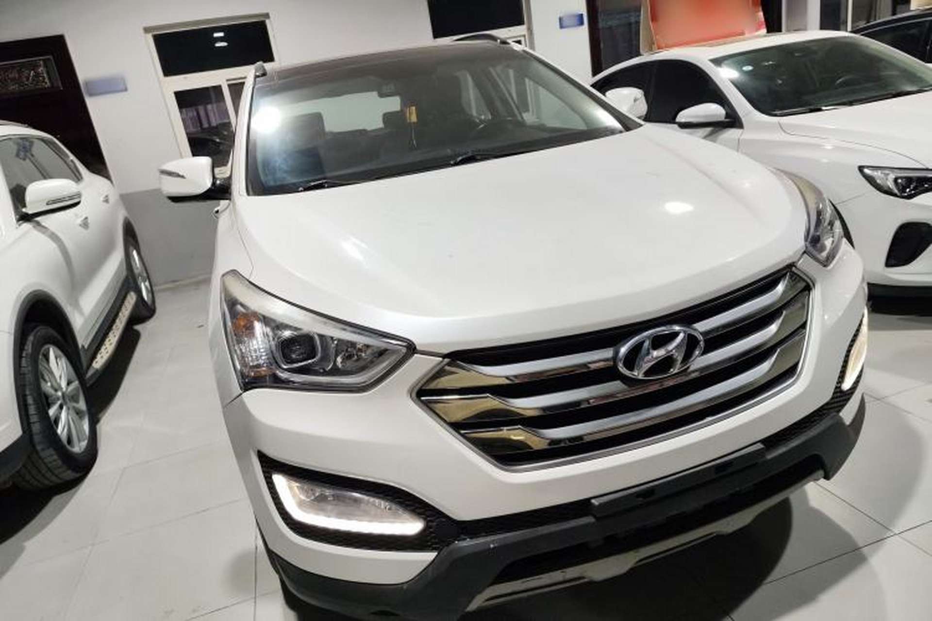 Used Hyundai Santa Fe 2015 2.4L Automatic Two-Wheel Drive Smart Version 5 Seats Front Right 45 Deg