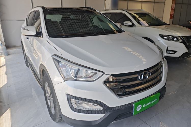 Used Hyundai Santa Fe 2015 2.4L Automatic All-Wheel Drive Smart Version 5 Seats Front Right 45 Deg