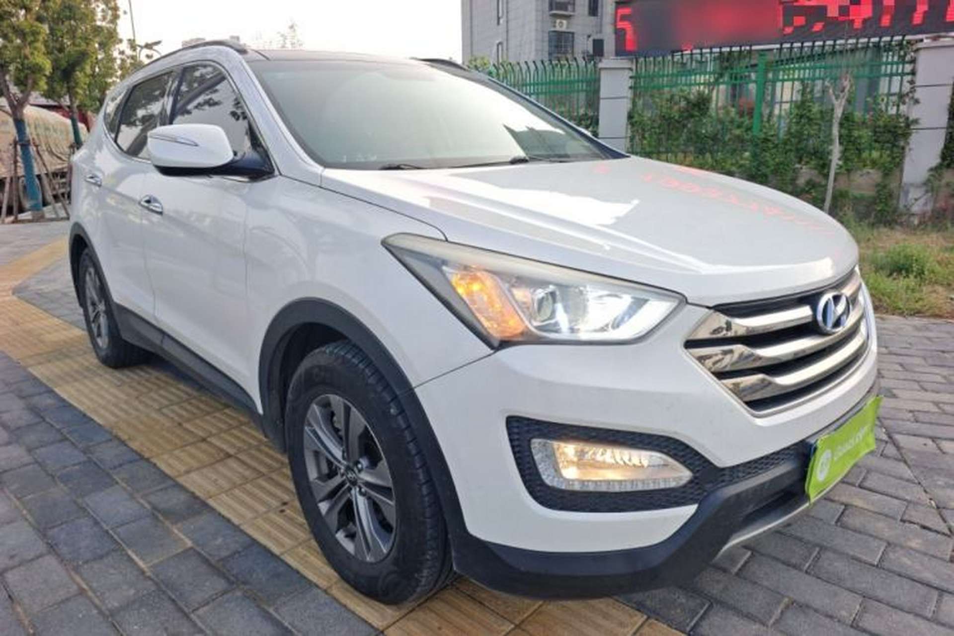Used Hyundai Santa Fe 2015 2.0T Automatic Two-Wheel Drive Smart Version 5 Seats Front Right 45 Deg