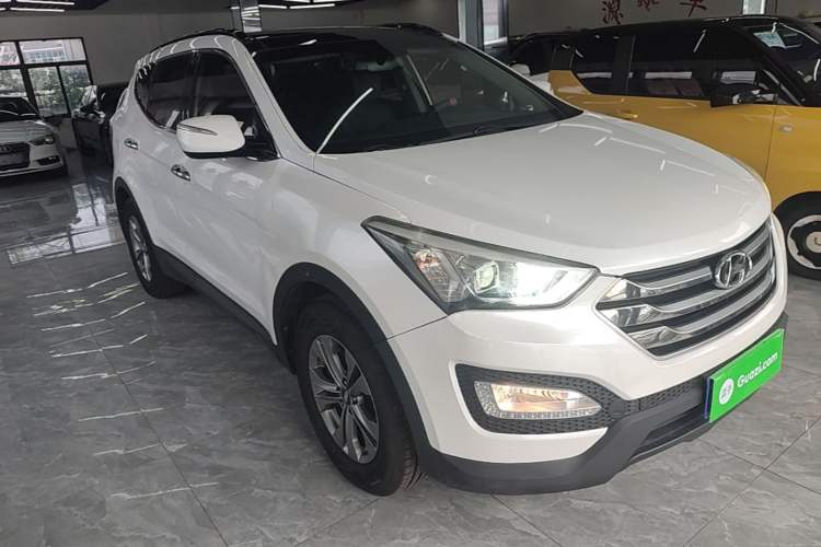 Used Hyundai Santa Fe 2015 2.0T Automatic Two-Wheel Drive Smart Version 5 Seats Front Right 45 Deg