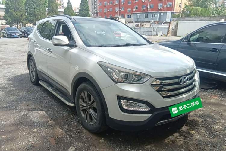 Used Hyundai Santa Fe 2015 2.4L Automatic Two-Wheel Drive Smart Version 5 Seats Front Right 45 Deg