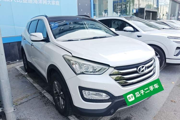 Used Hyundai Santa Fe 2015 2.4L Automatic All-Wheel Drive Smart Version 5 Seats Front Right 45 Deg
