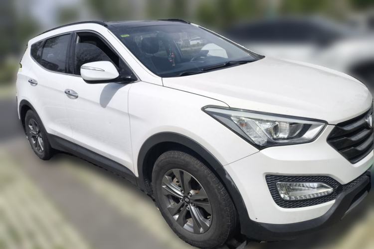 Used Hyundai Santa Fe 2015 2.4L Automatic Two-Wheel Drive Smart Version 5 Seats Front Right 45 Deg