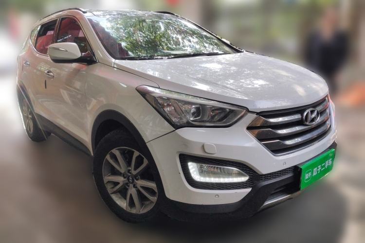 Used Hyundai Santa Fe 2015 2.0T Automatic 4x4 Top-Grade 7-Seater Front Right 45 Deg