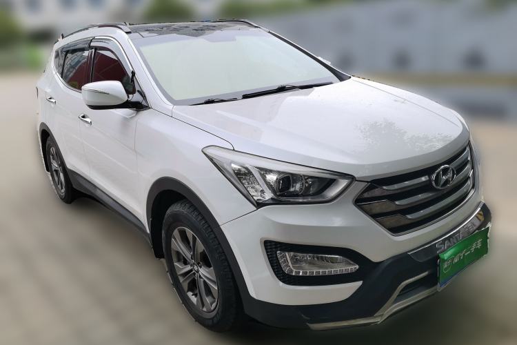 Used Hyundai Santa Fe 2015 2.4L Automatic Two-Wheel Drive Smart Version 5 Seats Front Right 45 Deg