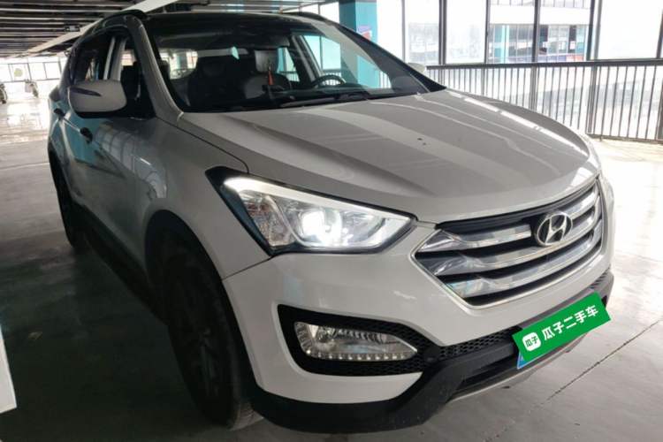 Used Hyundai Santa Fe 2015 2.0T Automatic Two-Wheel Drive Smart Version 5 Seats Front Right 45 Deg