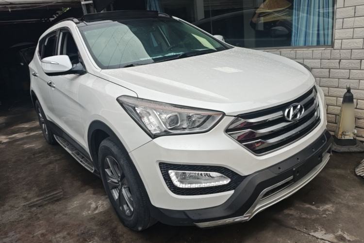 Used Hyundai Santa Fe 2015 2.4L Automatic Two-Wheel Drive Smart Version 5 Seats Front Right 45 Deg