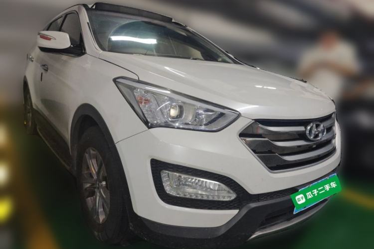 Used Hyundai Santa Fe 2015 2.4L Automatic Two-Wheel Drive Smart Version 5 Seats Front Right 45 Deg