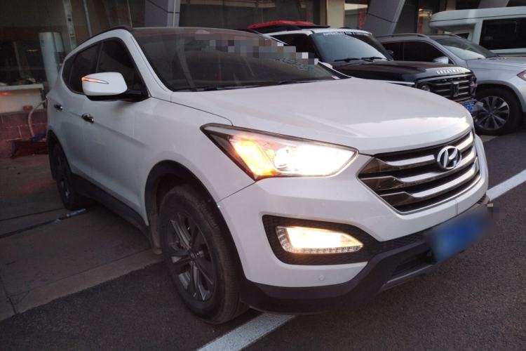 Used Hyundai Santa Fe 2015 2.0T Automatic Two-Wheel Drive Smart Version 5 Seats Front Right 45 Deg