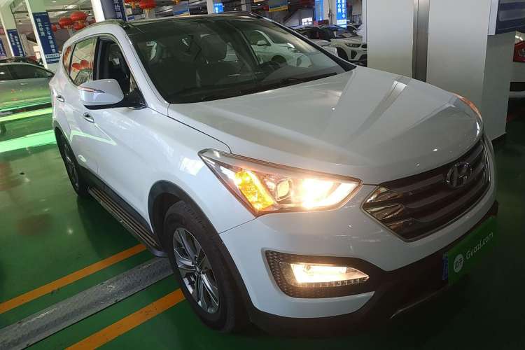 Used Hyundai Santa Fe 2015 2.0T Automatic 4x4 Smart 7-Seater Front Right 45 Deg