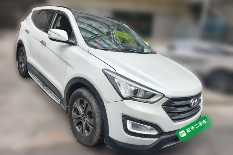 Used Hyundai Santa Fe 2015 2.4L Automatic Two-Wheel Drive Smart Version 5 Seats Front Right 45 Deg