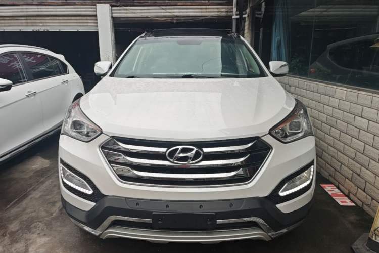 Used Hyundai Santa Fe 2015 2.4L Automatic Two-Wheel Drive Smart Version 5 Seats Front